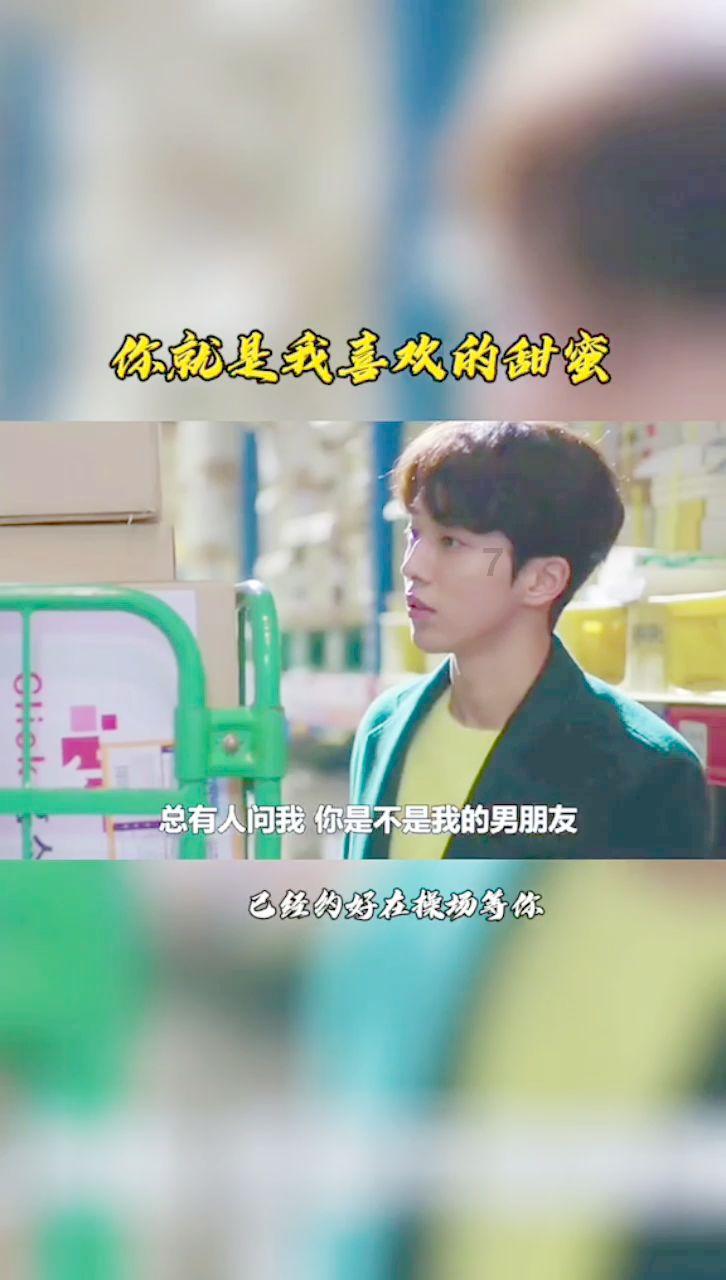帮帮侠热评：老人倒地瞬间 女子用包托住头